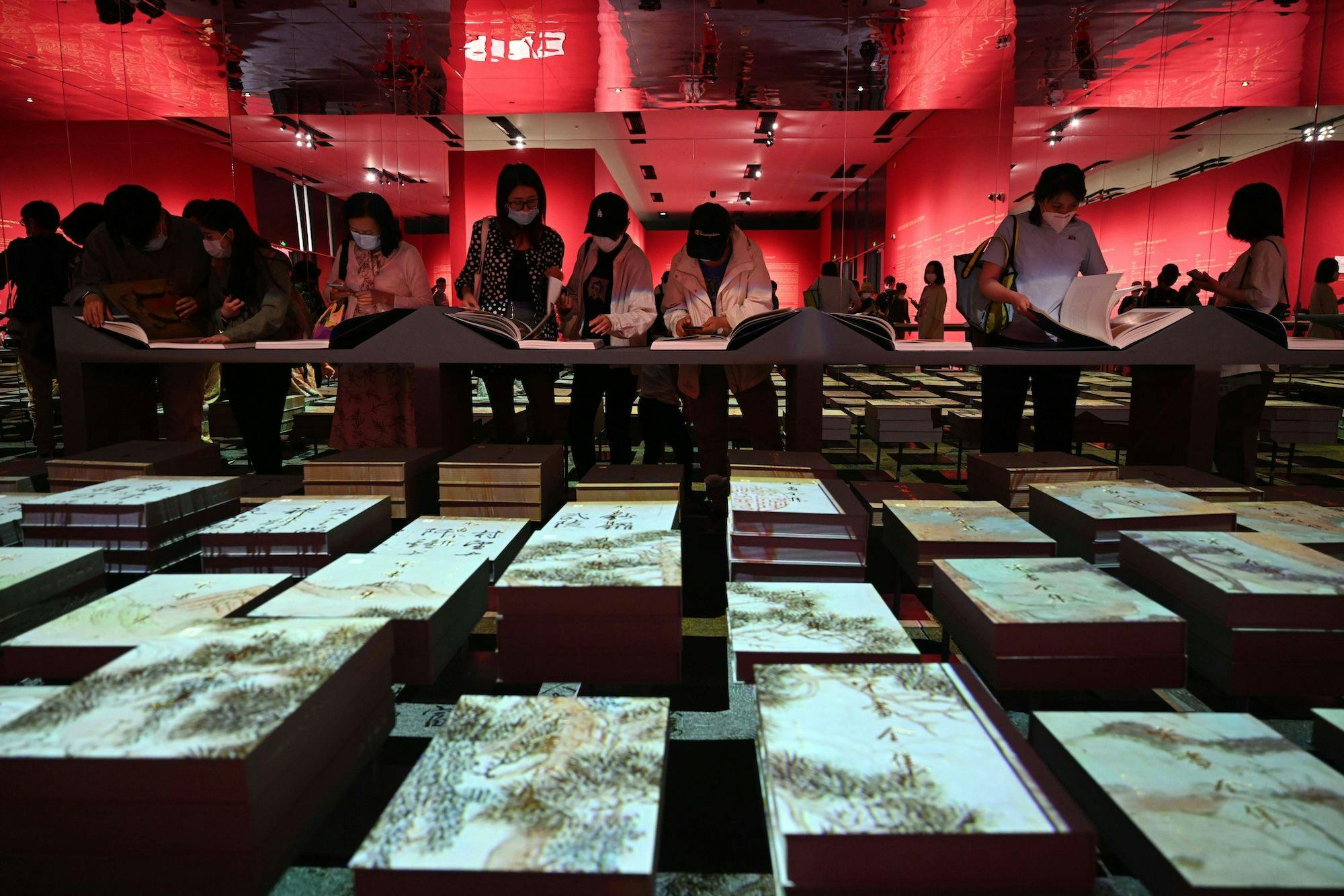 China Kultur, Kunst, Geschichte, Historie: Besucher betrachten die Zusammenstellung einer umfassenden Sammlung alter chinesischer Gemälde im Nationalmuseum von China in Peking