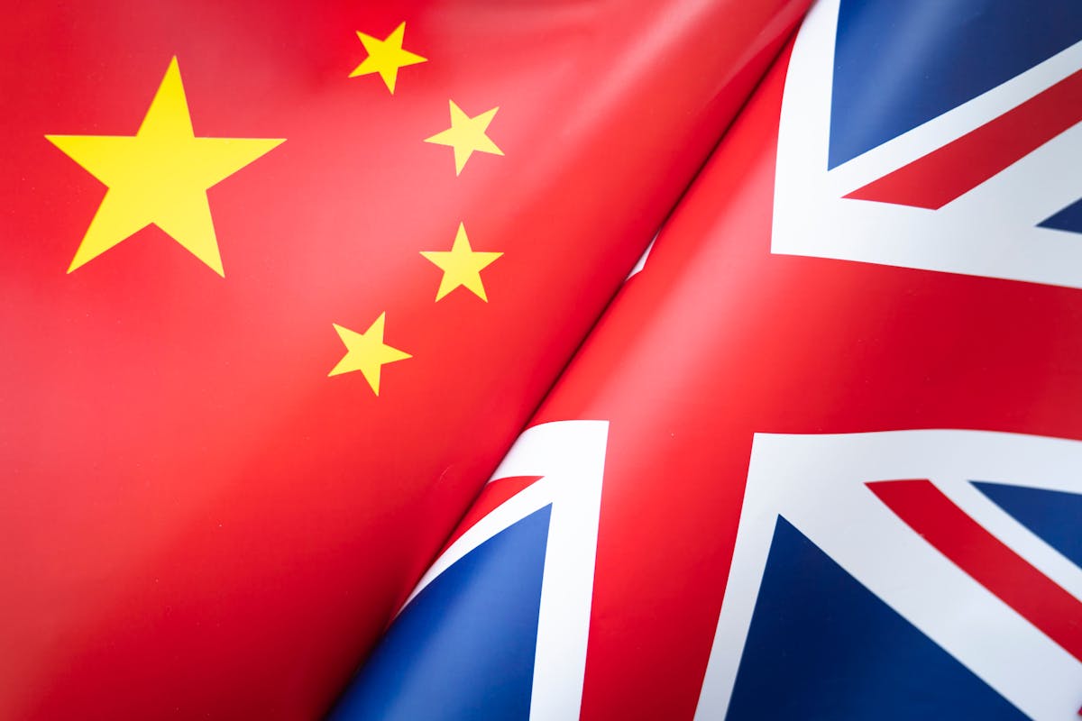 China-Politik in Großbritannien, englische chinesische Kooperation, Zusammenarbeit, Kolonialmacht England, United Kingdom: Flaggen Großbritanniens und Chinas. Das Konzept der internationalen Beziehungen zwischen Ländern. 