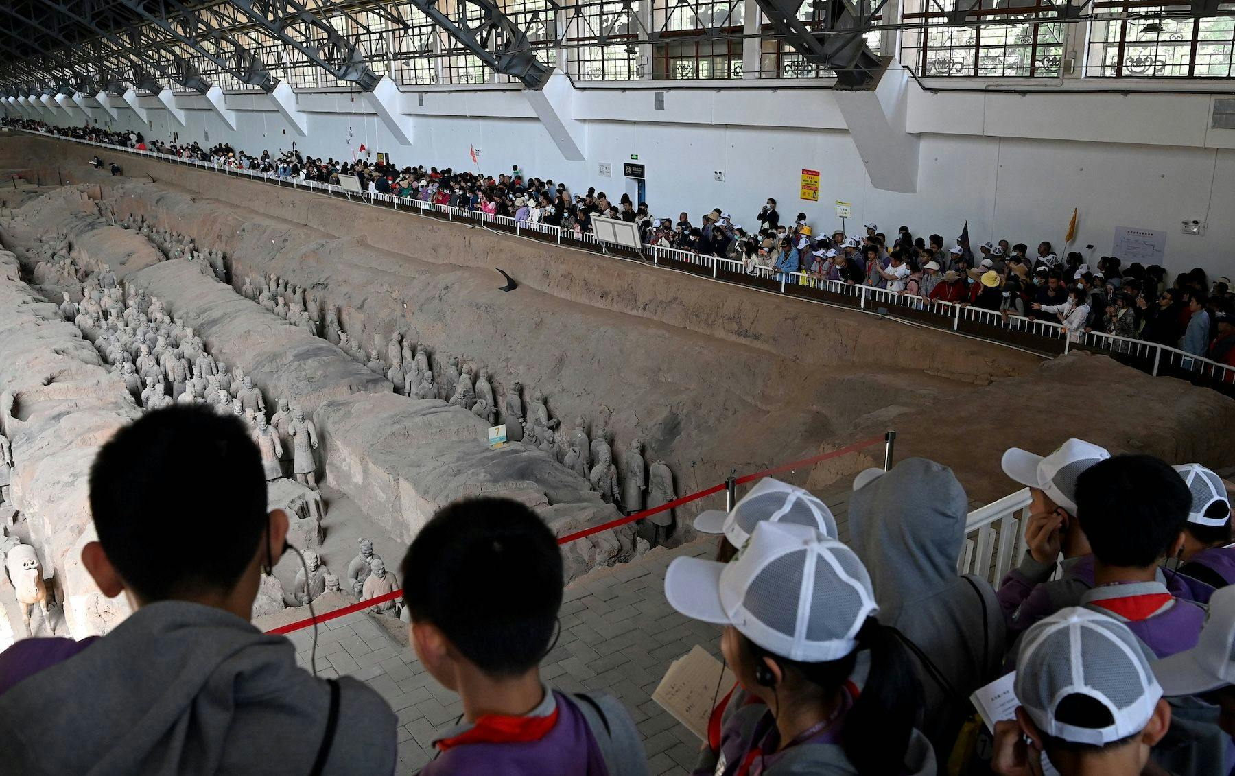 Chinese culture, Chinese history: Besucher besichtigen die Grube Nr. 1 des Museums im Mausoleum des Kaisers Qinshihuang in Xi an in der nordwestchinesischen Provinz Shaanxi