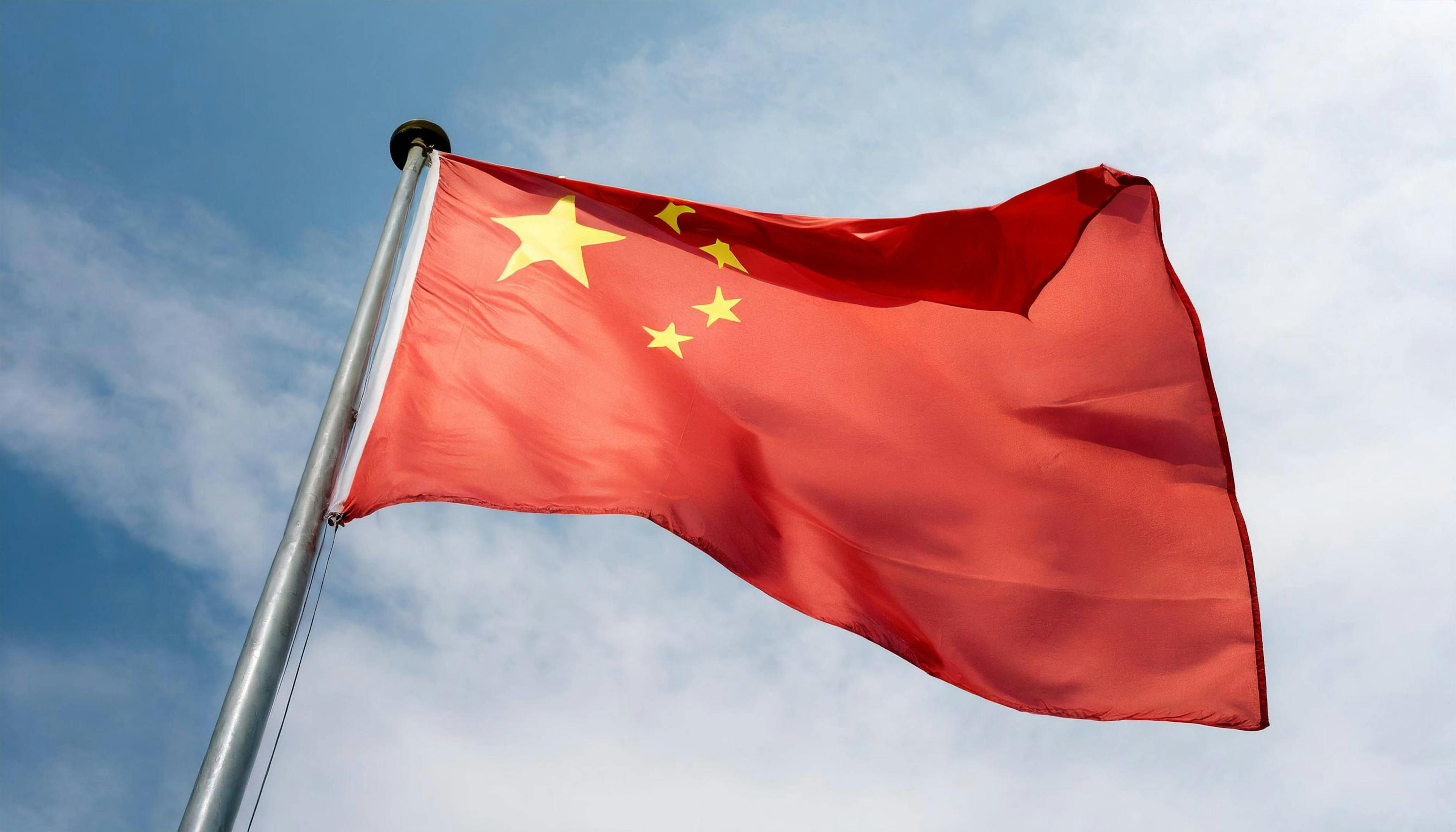 China Politik aktuell, China Wirtschaft: die Nationalfahne von China flattert im Wind, China Flagge