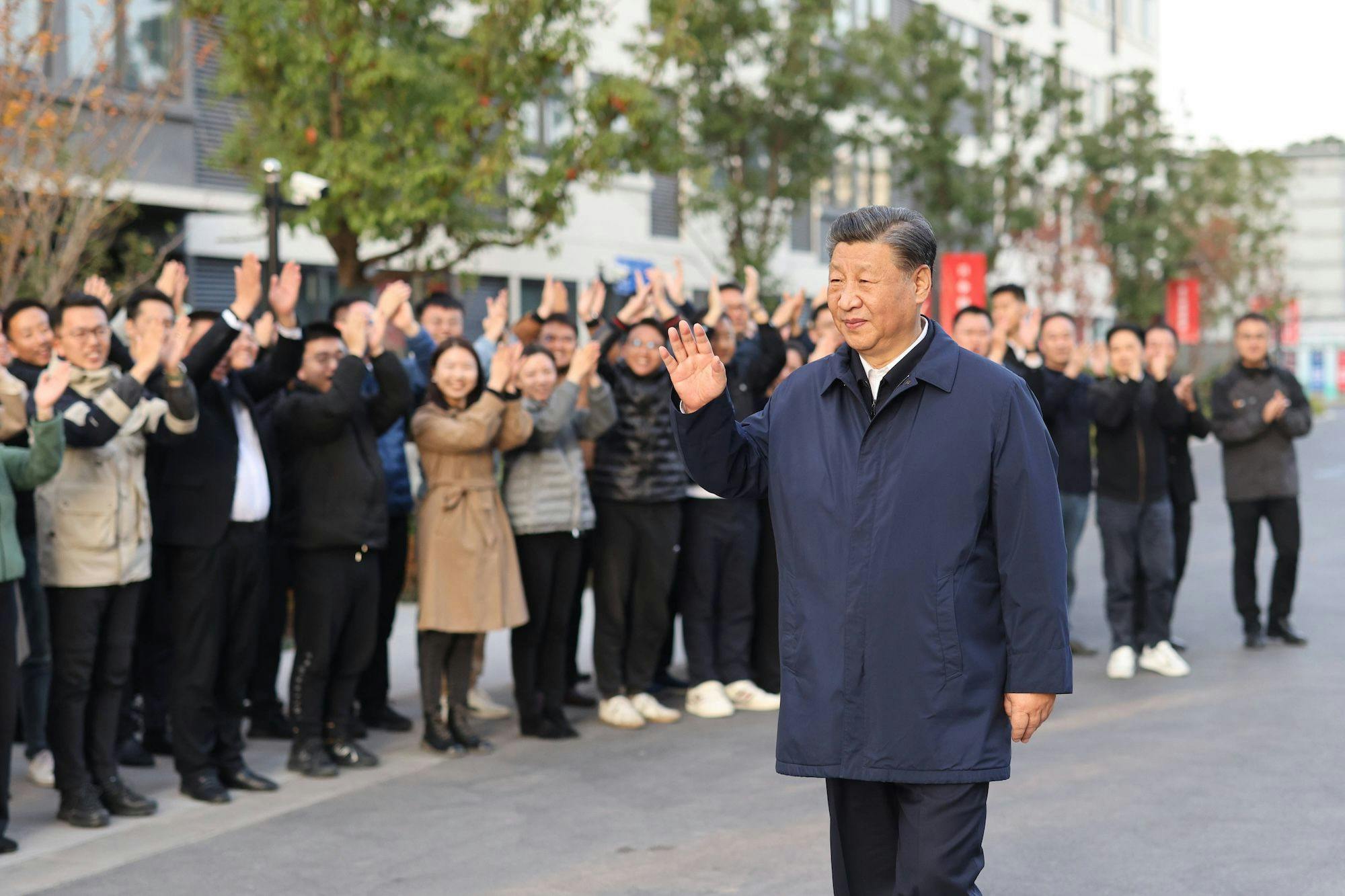 China Politik, Präsident, USA, Freundschaft: Der chinesische Staatspräsident Xi Jinping besichtigt eine staatlich subventionierte Mietwohnanlage im ostchinesischen Shanghai.